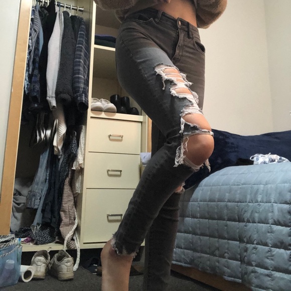 American Eagle Grey Ripped Jeggings - Picture 3 of 3